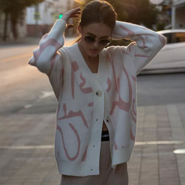 Damen Strickjacke mit modernem Muster und eleganten Knöpfen