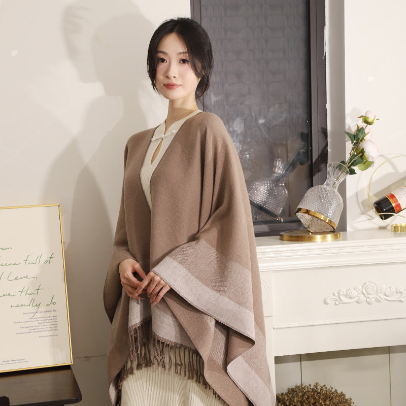 Damen Oversize Capeponcho aus feinem Wollmix mit V‑Ausschnitt, Streifenbordüre und Fransensaum Drune