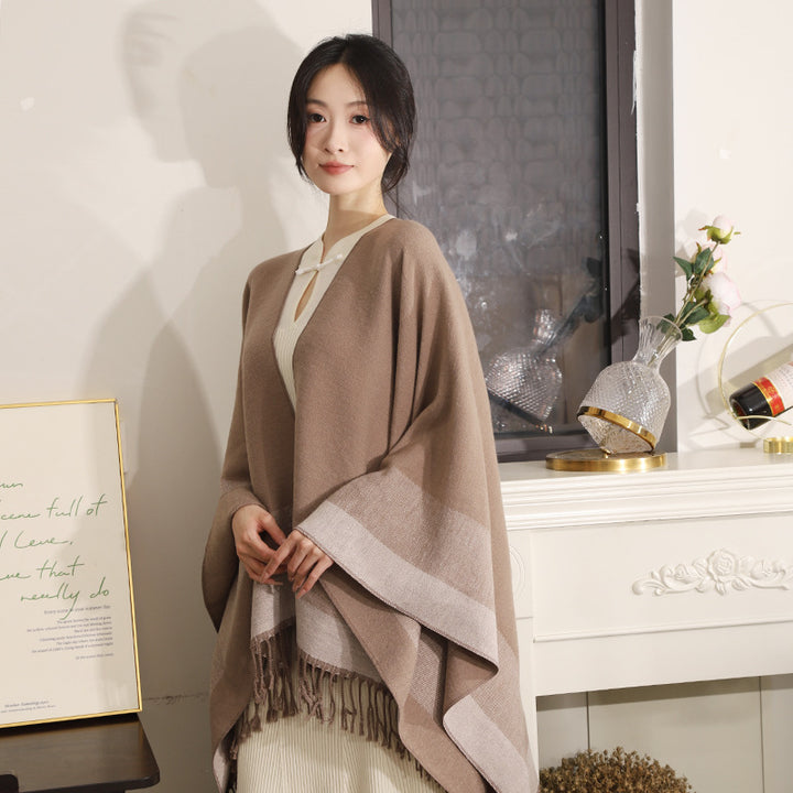 Damen Oversize Capeponcho aus feinem Wollmix mit V‑Ausschnitt, Streifenbordüre und Fransensaum Drune