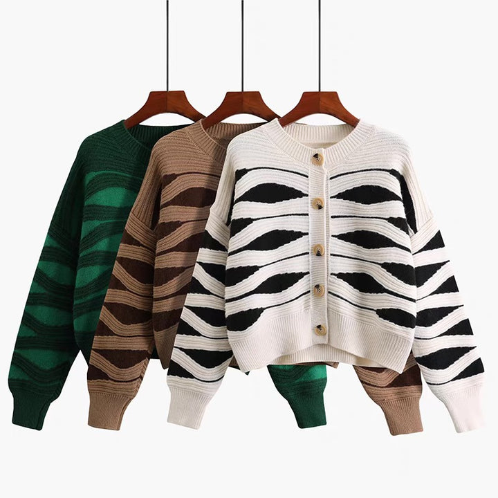Damen Strickjacke mit kunstvollem Wellenmuster und großen Holzknöpfen Drune