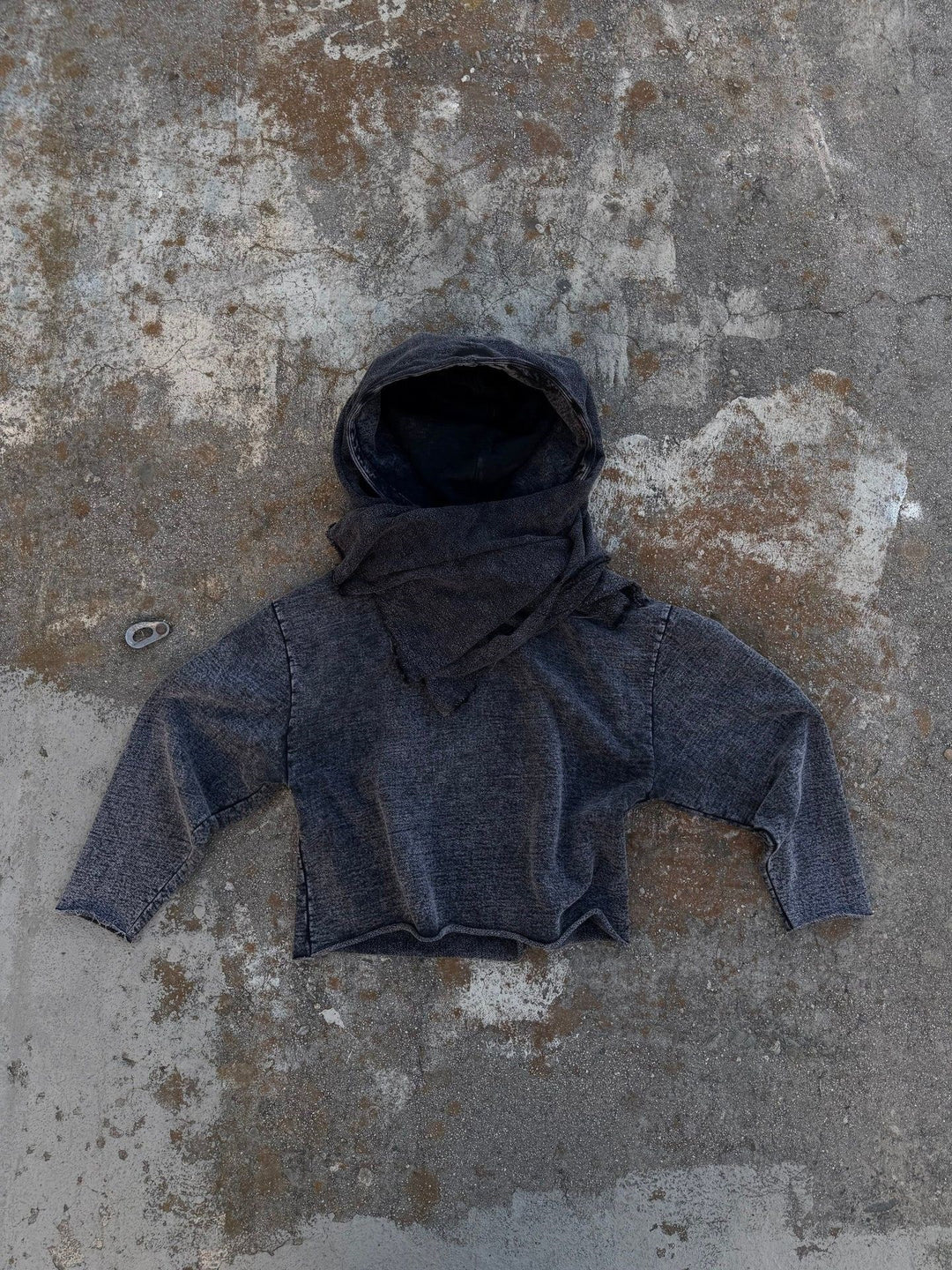 Unisex nan Kapuzenpullover im Gebrauchsspurenstil mit angeschlossenem Schlauchschal und ausgefransten Öffnungen Drune