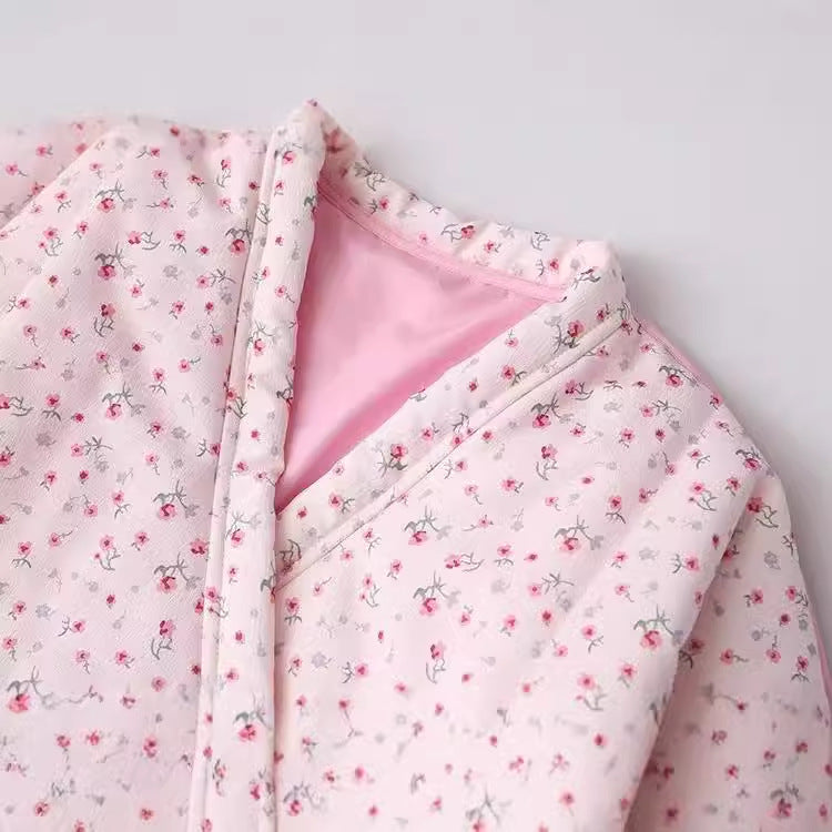 Damen nan leichte Wickeljacke im Kimono‑Stil mit zartem Blumenmuster und Taillenband Drune