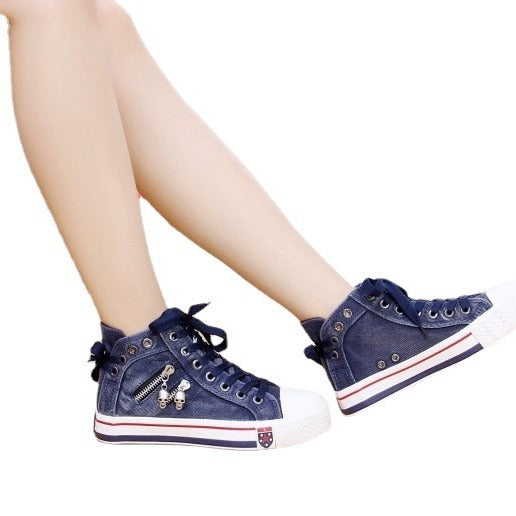 Damen nan hohe Sneaker im Jeanslook mit seitlichem Reißverschluss und dekorativen Anhängern Drune