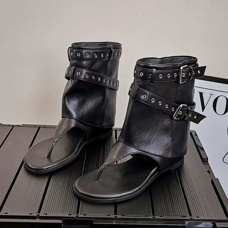 Damen Knöchelhohe Zehensteg-Sandaletten im Biker-Look mit Doppelgürtel und Ösenbesatz Drune
