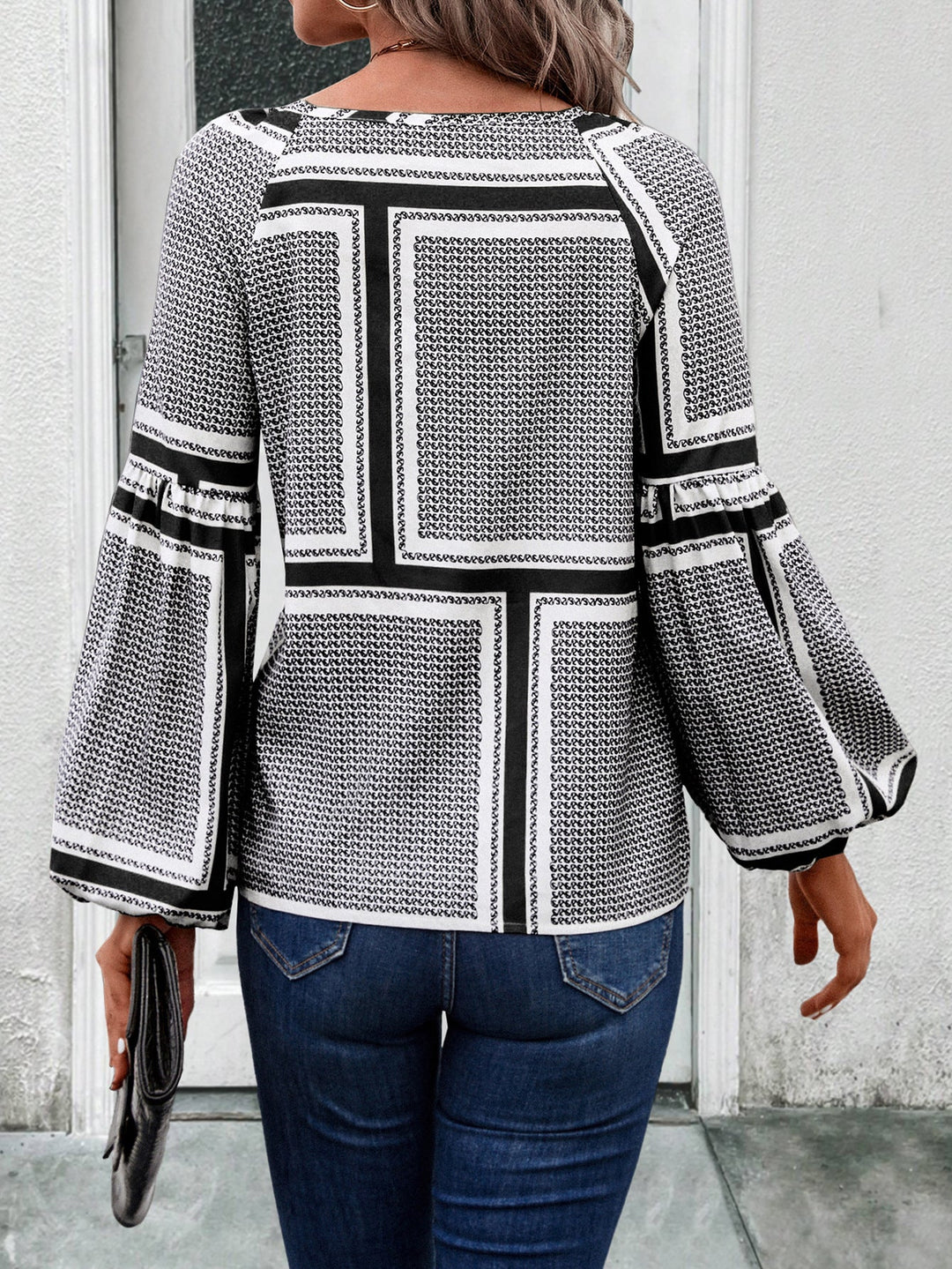 Damen Bluse mit eleganten Rüschendetails und modernem Muster Drune