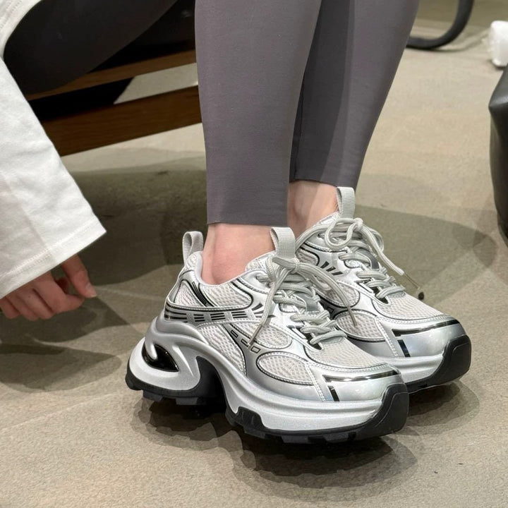 Damen futuristische Plateausneaker mit skulpturierter Wedgesohle und reflektierenden Mesh-Akzenten Drune