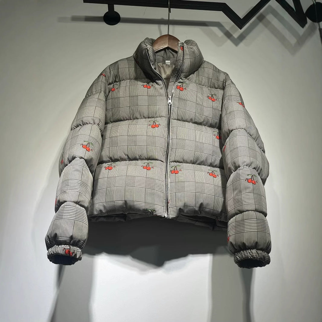 Damen Kurz geschnittene gesteppte Daunenoptik-Jacke mit Stehkragen und Kirschenstickerei Drune