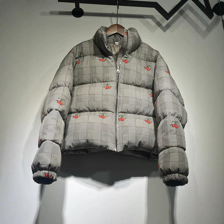Damen Kurz geschnittene gesteppte Daunenoptik-Jacke mit Stehkragen und Kirschenstickerei Drune