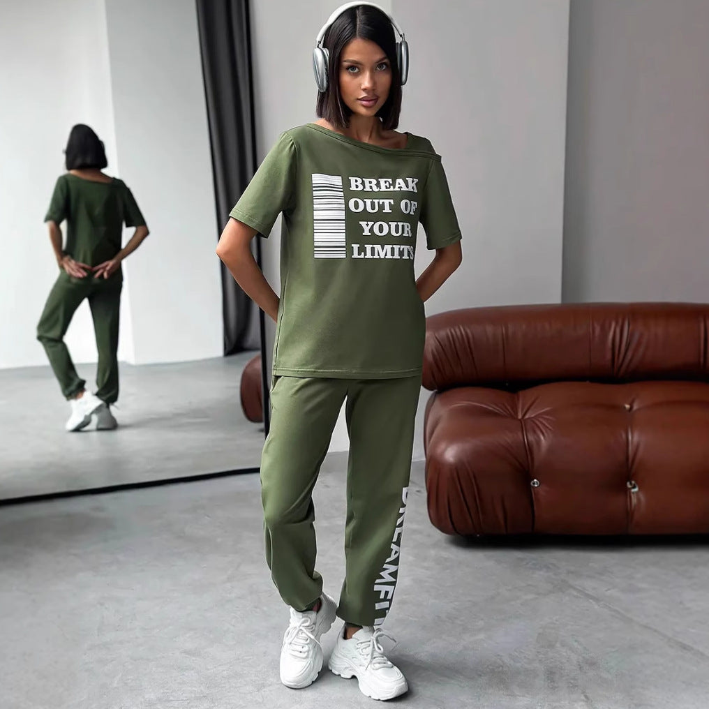 Damen lässiges Lounge-Set mit Cut-Out Schulter und Statement-Print Drune