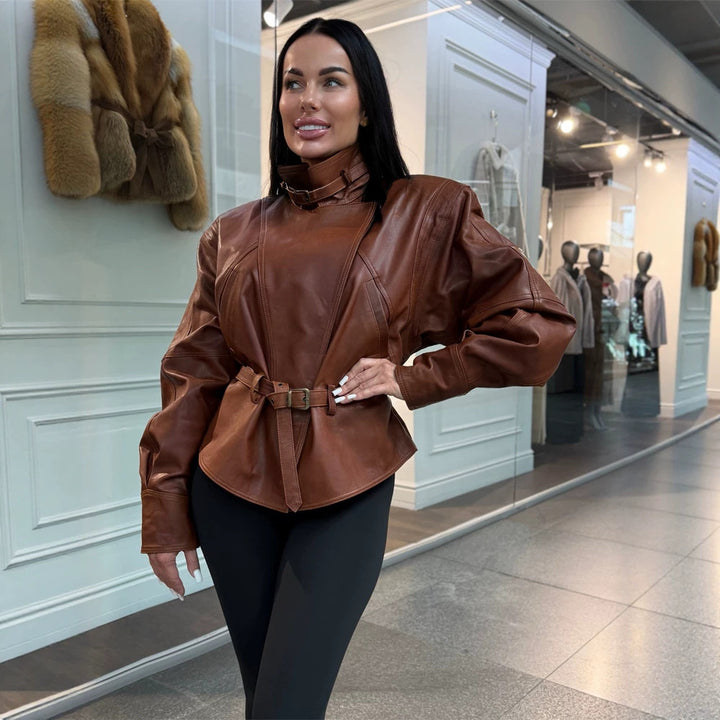 Damen Taillierte Kunstlederjacke mit Stehkragen, Nackenriemen und figurformendem Taillengürtel Drune
