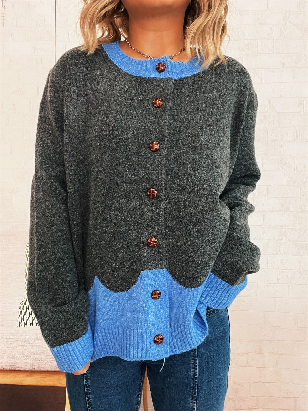 Damen lässige Strickjacke mit buntem Kontrast und eleganten Knopfdetails Drune