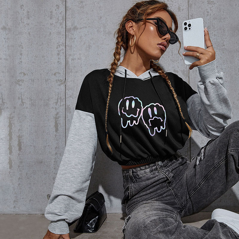 Damen Cropped Hoodie mit Kontrastärmeln, elastischem Saum und schmelzendem Smiley-Print Drune