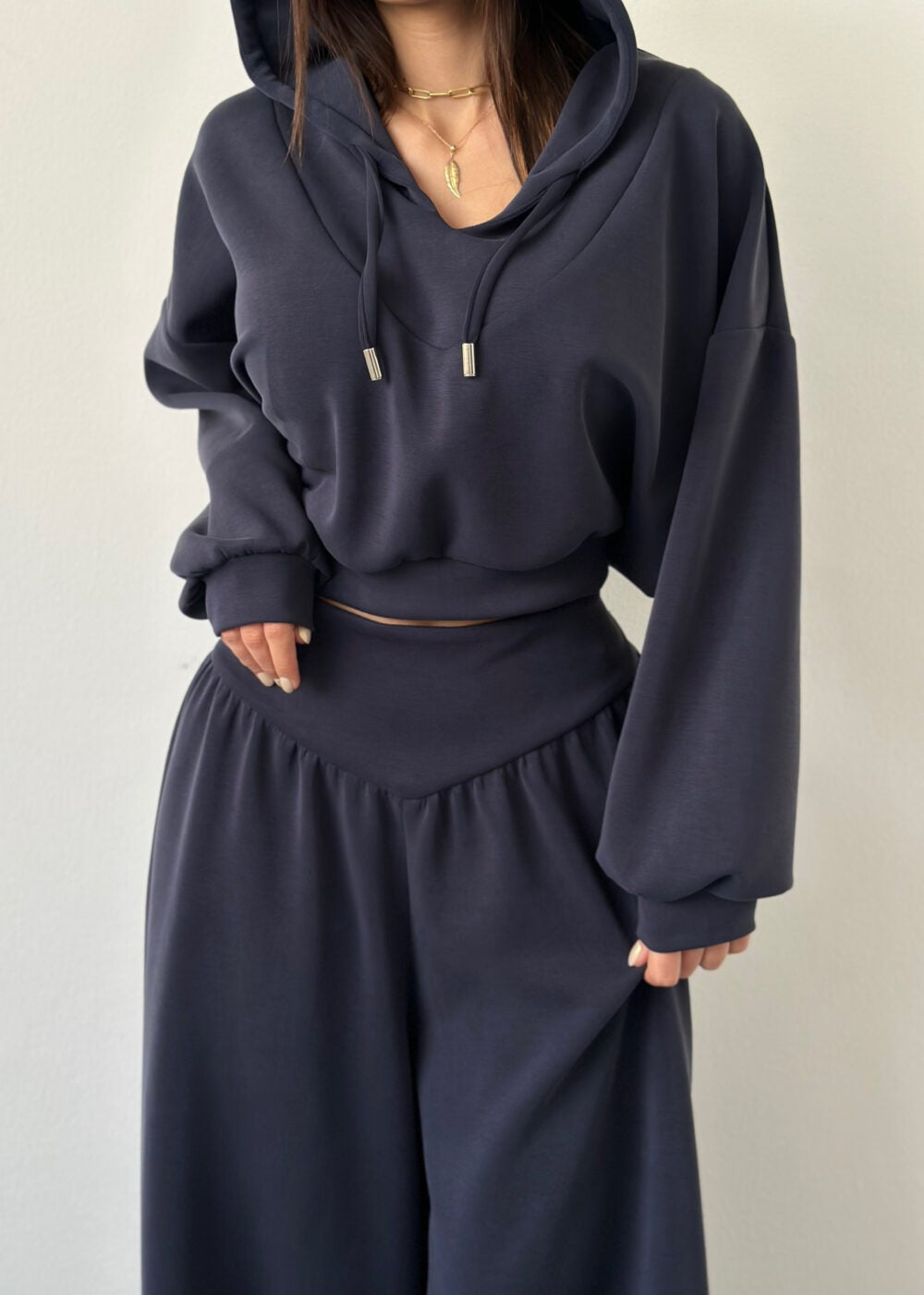 Damen Cropped Hoodie und weite Freizeithosen Kombination mit modischem Schnitt