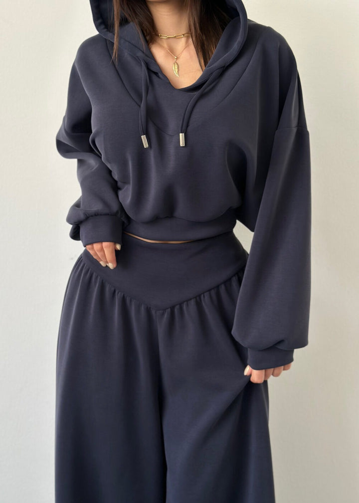 Damen Cropped Hoodie und weite Freizeithosen Kombination mit modischem Schnitt