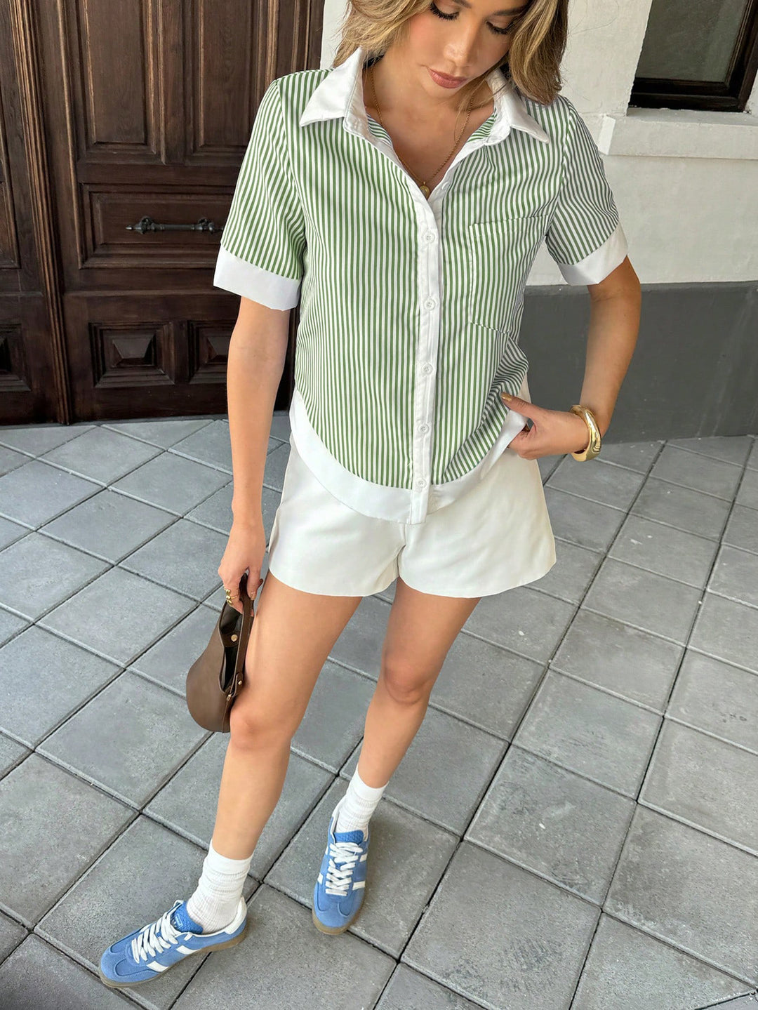 Damen Kurzarm-Bluse mit Kontrastkragen, Manschetten und Streifenstruktur Drune