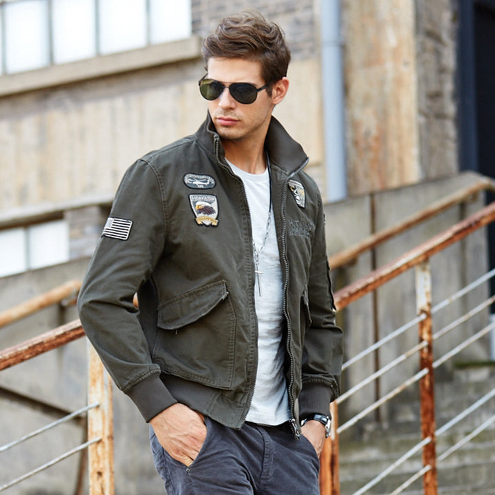 Herren kurz geschnittener Fliegerblouson aus Canvas mit Emblem‑Aufnähern und Ärmeltasche Drune