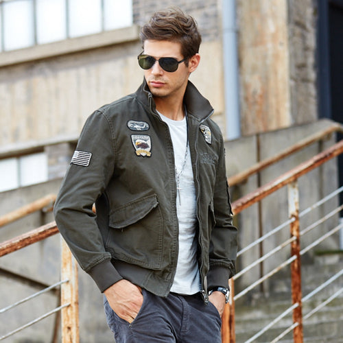 Herren kurz geschnittener Fliegerblouson aus Canvas mit Emblem‑Aufnähern und Ärmeltasche Drune