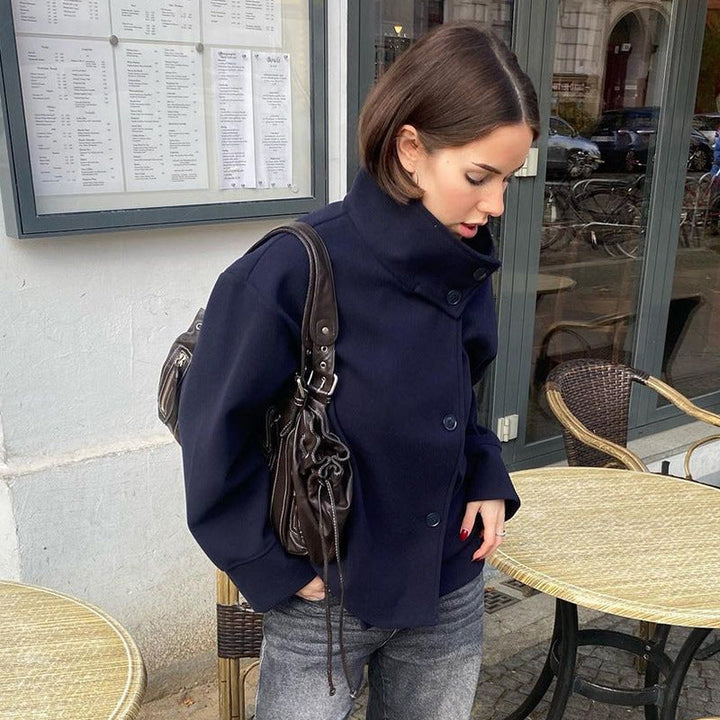 Damen Kurze Jacke mit hohem Kragen und Knopfverschluss Drune