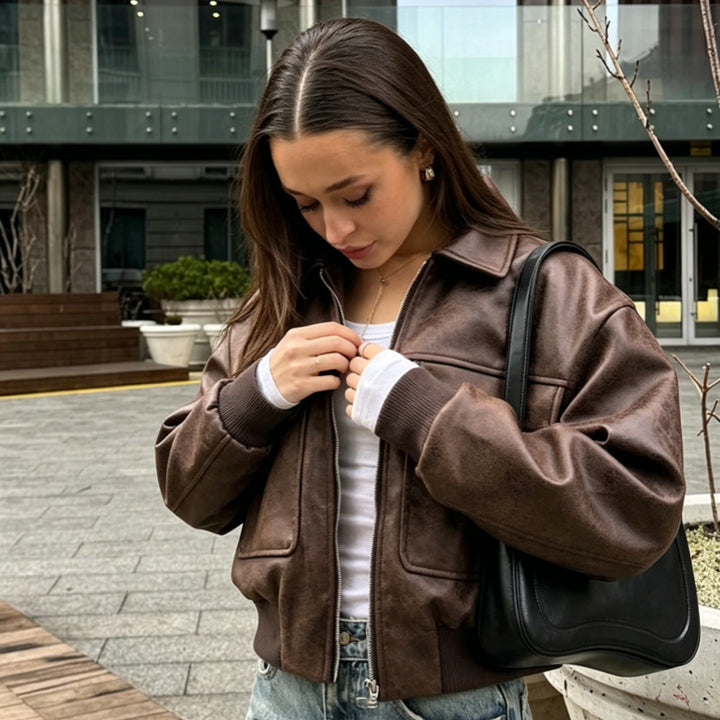 Damen nan kurzer Bomberjacke in Veloursleder‑Optik mit großen Pattentaschen und Rippbündchen Drune