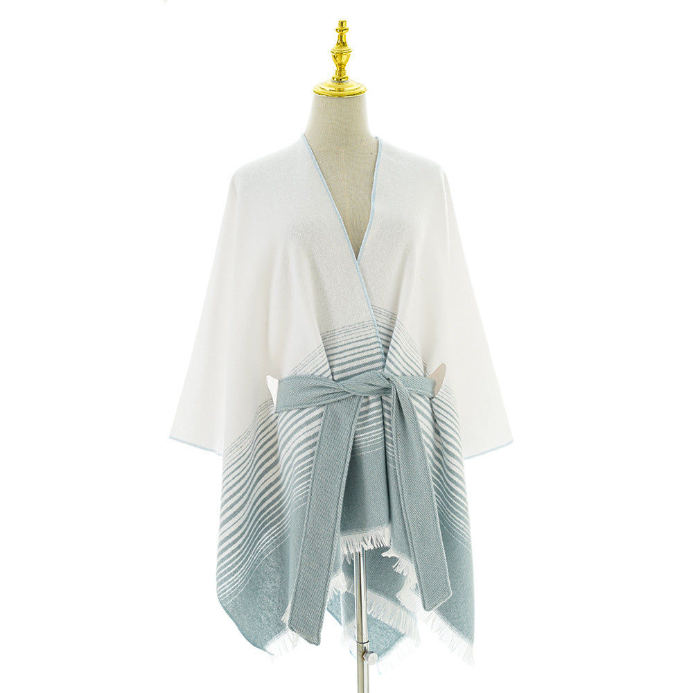 Damen Wickelponcho aus Feinstrick mit Bindegürtel und Fransensaum Drune