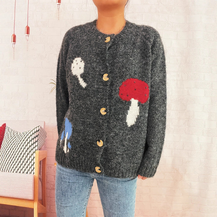 Damen Strickjacke mit buntem Pilzmotiv und Knopfdetails Drune