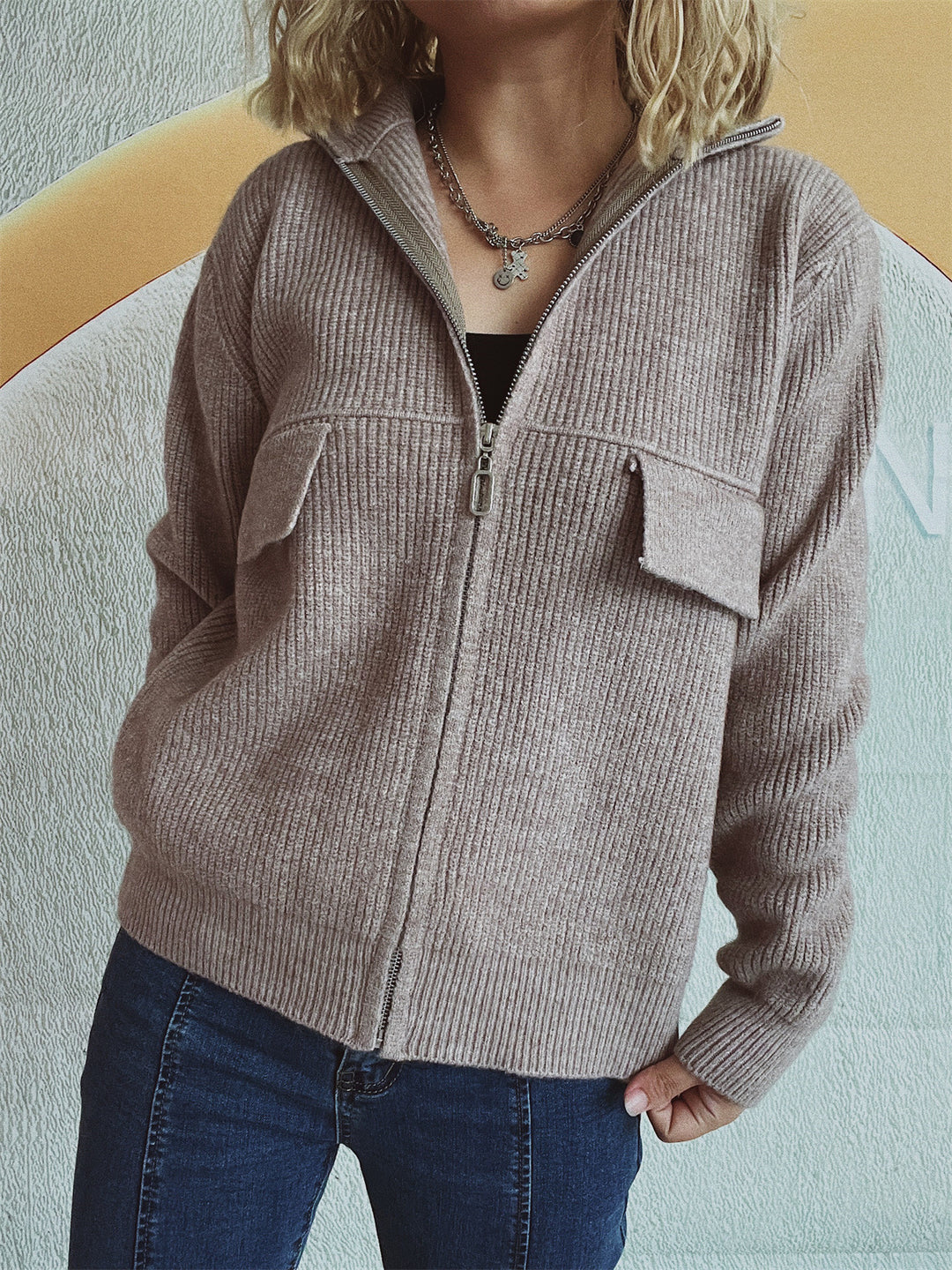 Damen modische Strickjacke mit hohem Kragen und praktischen Taschen Drune