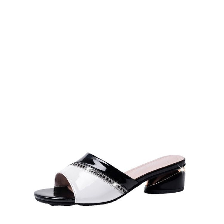 Damen nan elegante Pantoletten in Lackoptik mit niedrigem Blockabsatz und Strassbesatz Drune
