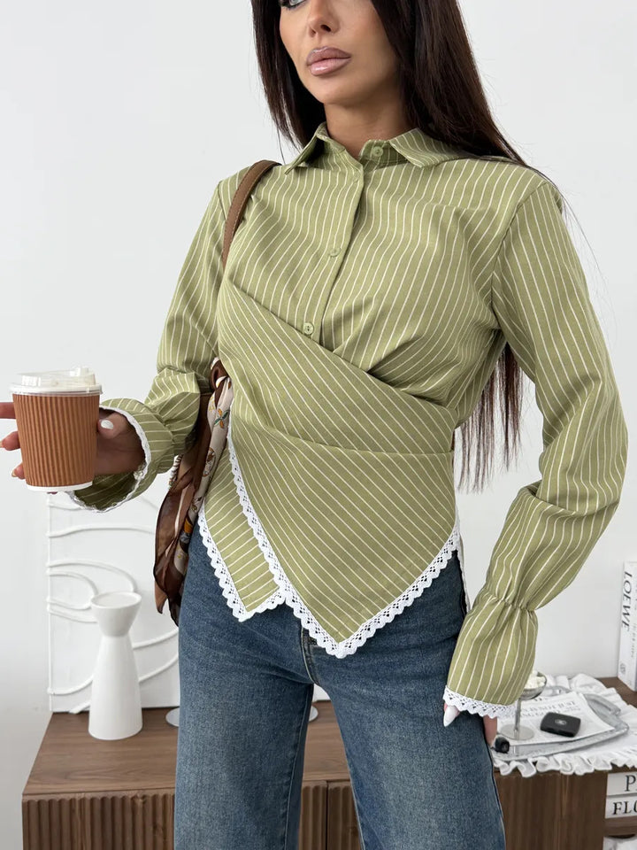 Damen nan taillierte Wickelbluse mit Spitzenrand und feinen Längsstreifen Drune