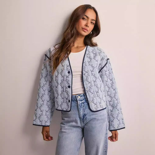 Damen gesteppte Kurzjacke mit V‑Ausschnitt, Kontrastpaspel und floraler Steppapplikation Drune
