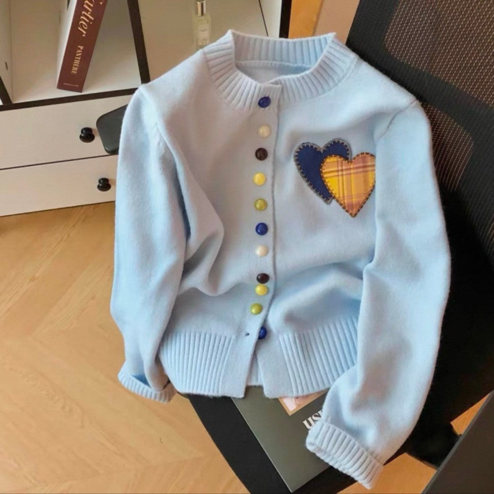 Damen Strickjacke mit Herzapplikationen und bunten Knopfdetails Drune