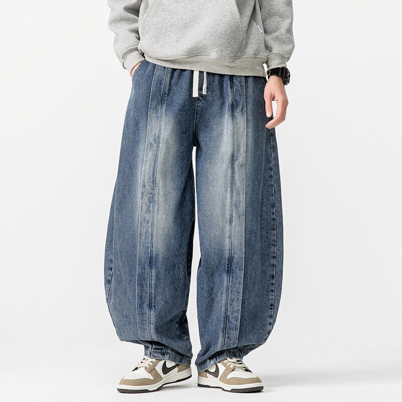 Herren Extraweite Jeanshose im Balloon‑Schnitt mit Tunnelzugbund und Längssteppungen Drune