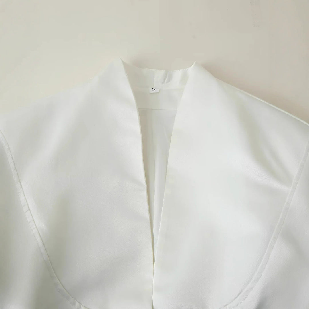 Damen nan taillierte Bluse mit verdeckter Knopfleiste, Wiener Nähten und elegantem V‑Ausschnitt Drune