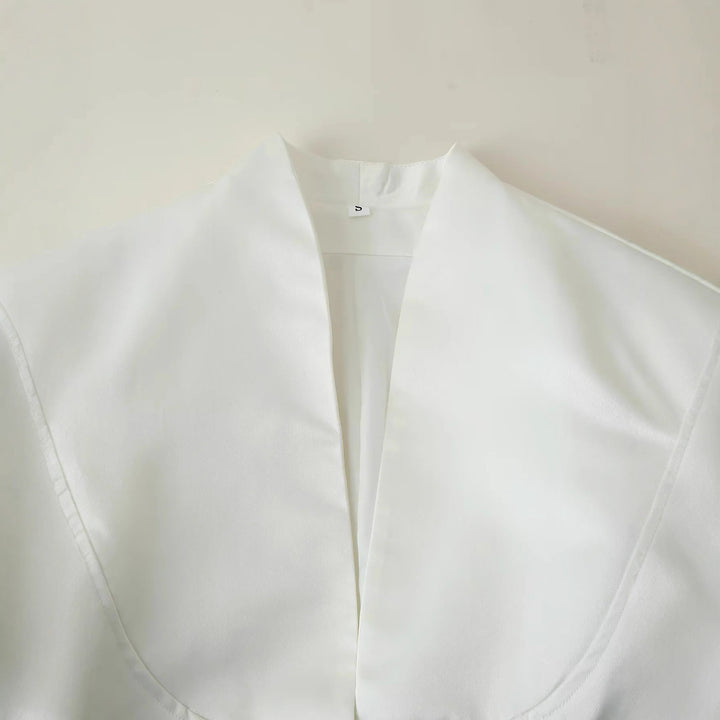 Damen nan taillierte Bluse mit verdeckter Knopfleiste, Wiener Nähten und elegantem V‑Ausschnitt Drune