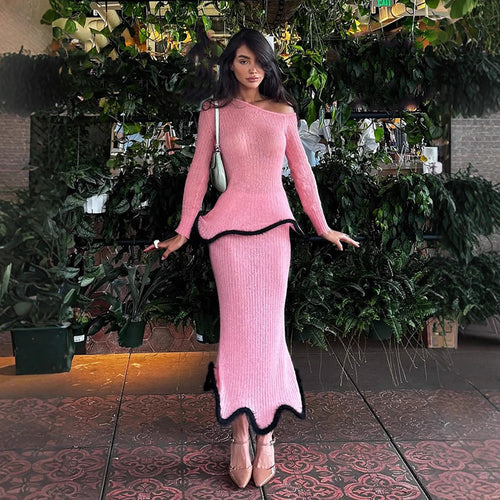 Damen Figurbetontes langes Rippstrick-Kleid mit asymmetrischem Ausschnitt, Volant‑Peplum und kontrastierender Kederkante Drune