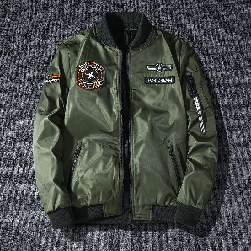 Männermode  leichte glänzende Nylon Bomberjacke mit Badge-Detail, verstecktem Sturmblenden und Reißverschlusstaschen am Ärmel Drune
