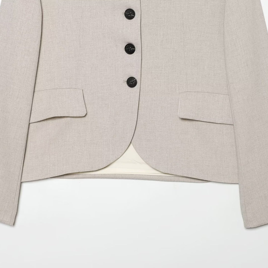 Damen Kurzblazer mit minimalistischer Linienführung, abgerundetem Saum und Pattentaschen Drune