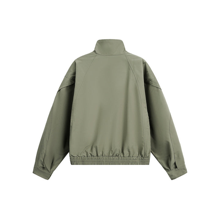 Unisex Kurzblouson im minimalistischen Tech‑Stoff mit Funnelkragen und verdeckter Frontblende Drune