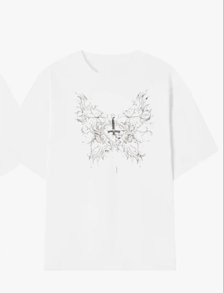Damen T-Shirt mit künstlerischem Schmetterlingsdesign und herzförmigem Akzent Drune