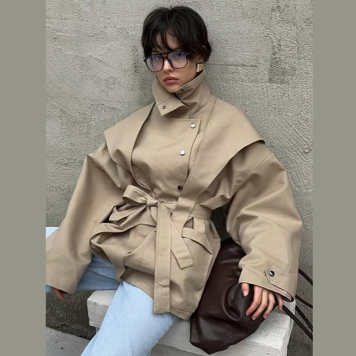 Damen 10+ taillierte Kurzjacke mit Schultercape, Stehkragen und Bindegürtel Drune