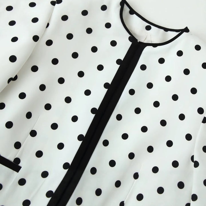 Damen Kurzblazer im Punkte-Design mit schwarzer Kontrastpaspel und Rundhalsausschnitt Drune
