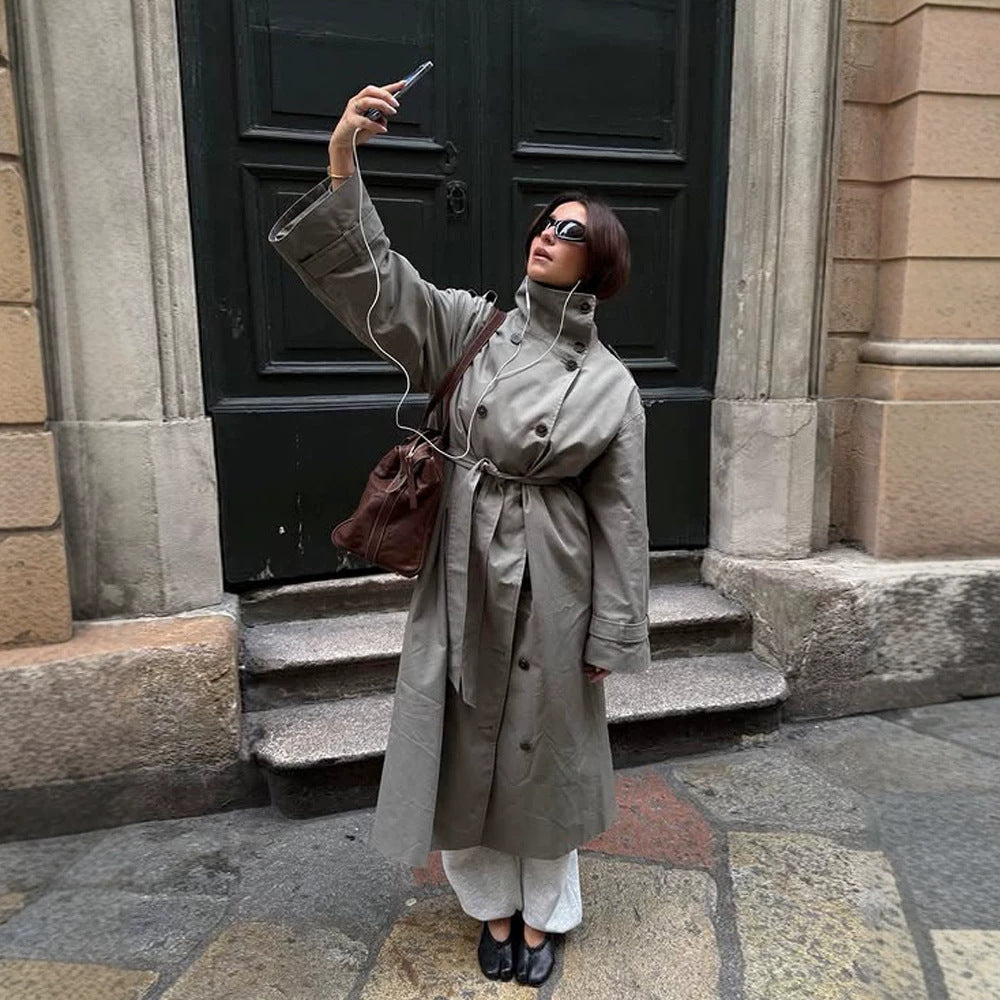 Damen Maxi-Trenchcoat mit hohem Stehkragen, doppelreihiger Knopfleiste & Taillengürtel Drune