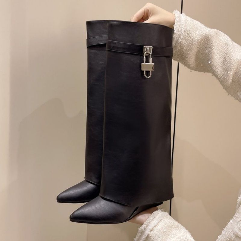 Damen Kniehohe Lederoptik‑Stiefel mit spitzer Zehenkappe, flachem Absatz und Schlossapplikation Drune