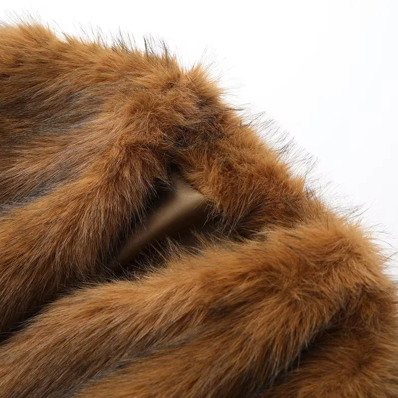 Damen nan luxuriöse Kurzjacke aus veganem Kunstfell mit offenem Schalkragen und leichter Taillierung Drune