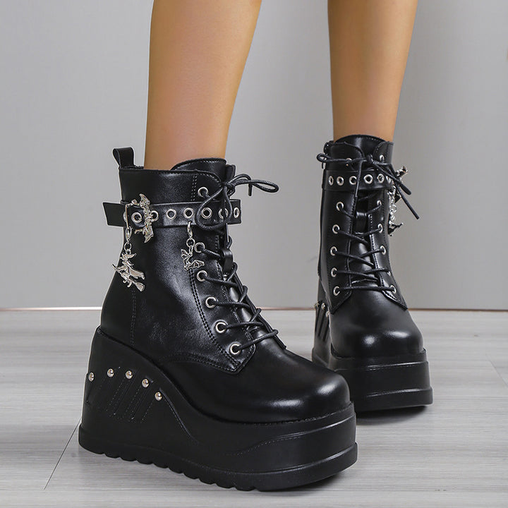 Damen nan Gothic Plateau-Stiefelette mit Schnürung, Ösenriemen und Anhänger-Details Drune
