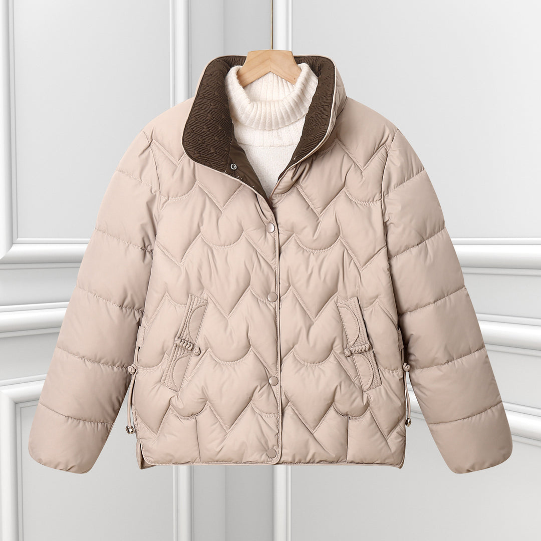 Damen nan kurze gesteppte Pufferjacke mit dekorativer Bogensteppung und Druckknopfblende Drune