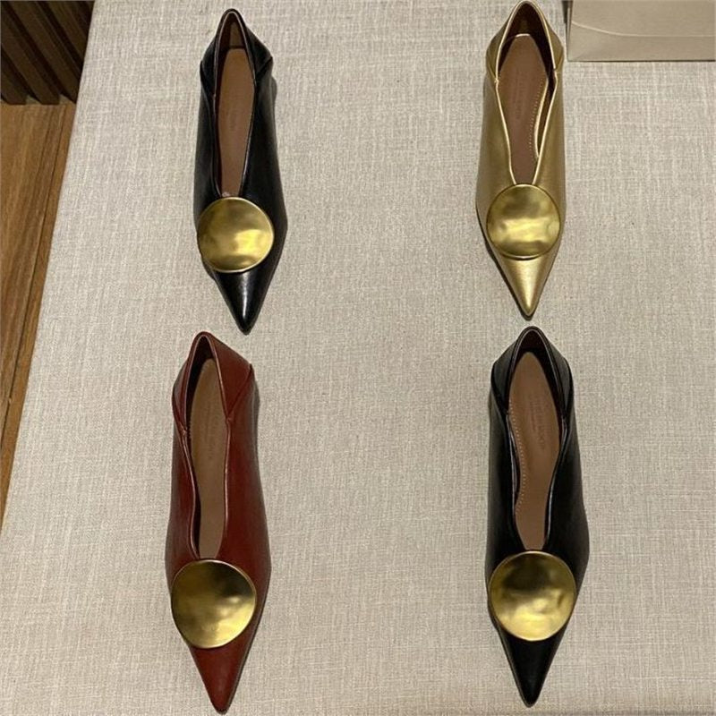 Damen Spitz zulaufende flache Slipper aus Lederoptik mit großen runden Zierplatten Drune