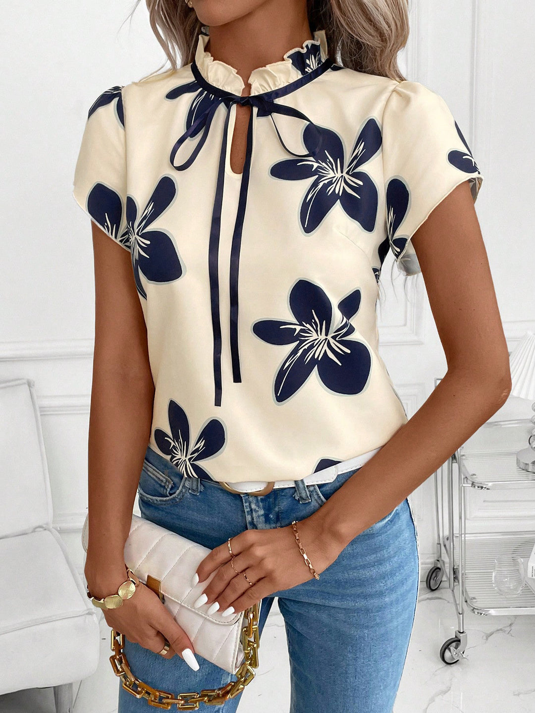 Damen Kurzarmbluse mit Rüschenkragen, Bindeband und floralem Print Drune