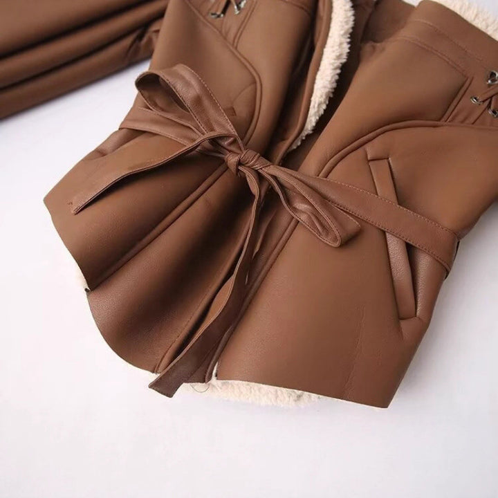 Damen Kunstlederjacke mit warmem Teddyfutter und eleganten Schnürdetails Drune