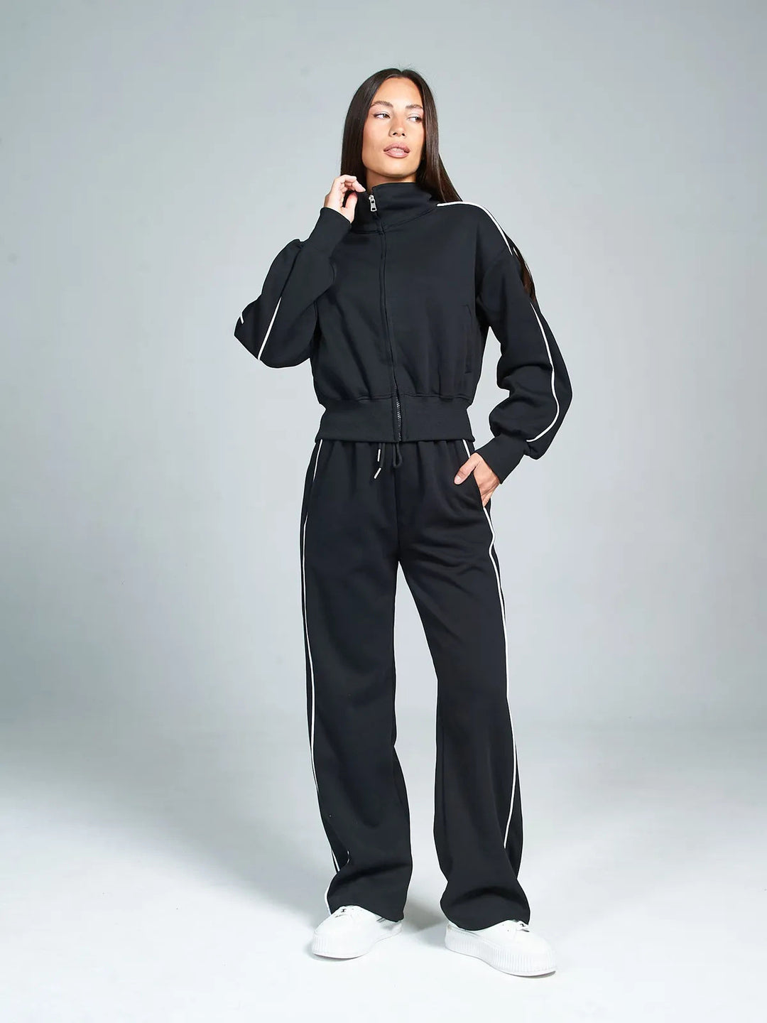 Damen Sportanzug mit hohem Stehkragen und weiten Hosen Drune