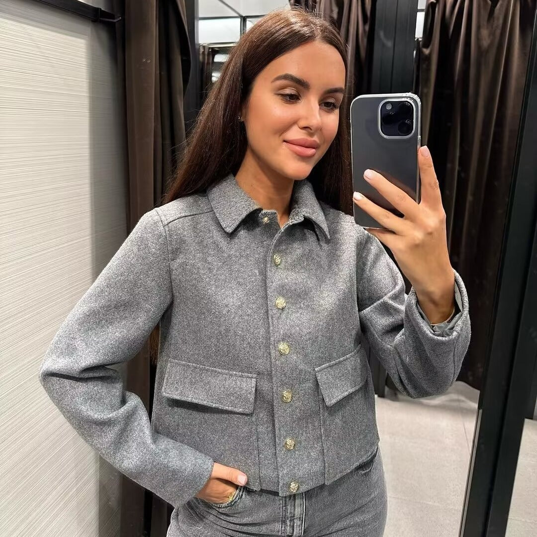 Damen nan kurze Wolljacke mit goldknopffront, aufgesetzten Klappentaschen und taillierter Silhouette Drune
